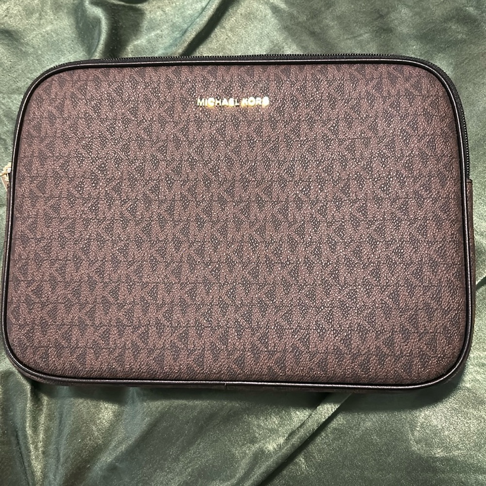 - Michael Kors - Jet Set Logo 13 Inch laptop IPad Case Case Like New color Brown